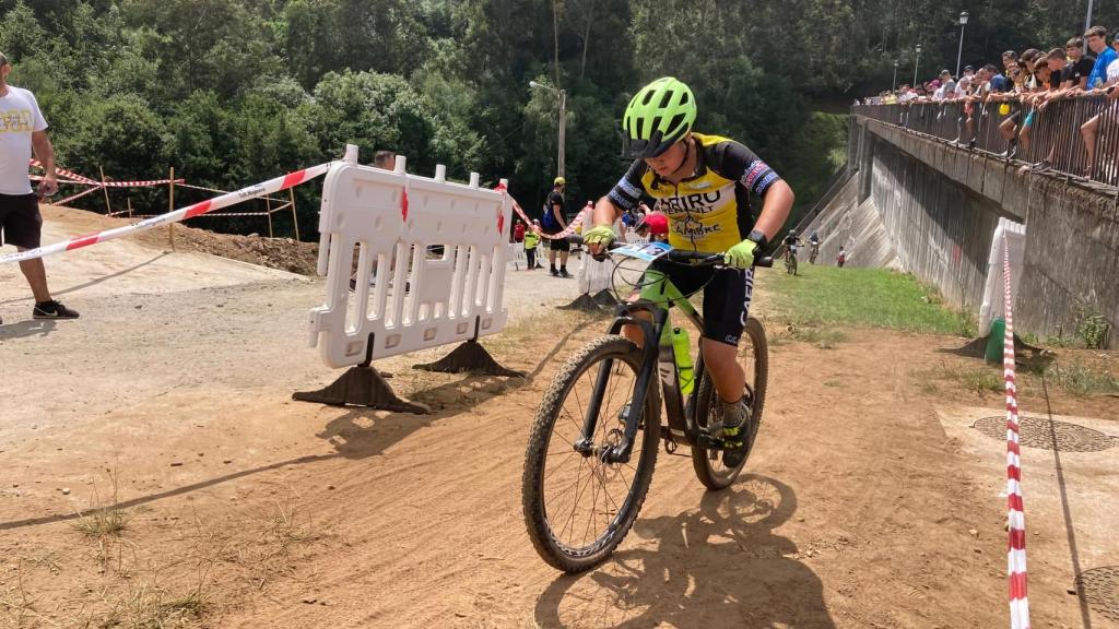 Más de 300 deportistas participan en la primera competición de Mini BTT en Beche (A Coruña)