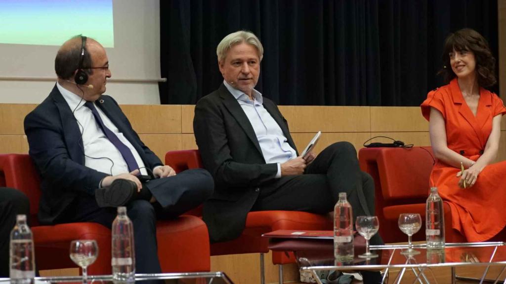 El ministro de Cultura, Miquel Iceta; el director de la Feria de Fráncfort, Jurgen Boos, y la escritora Irene Vallejo, en la presentación en Madrid. Foto: Ministerio de Cultura y Deporte