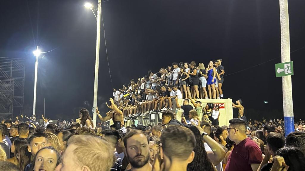 El público viendo el concierto desde fuera.