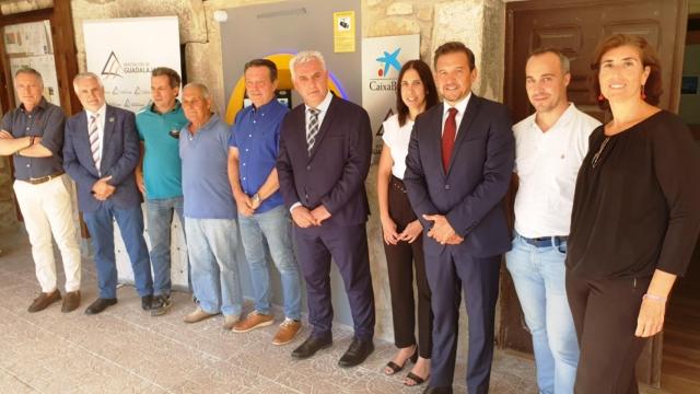 Asistentes a la inauguración del cajero automático en Galve de Sorbe.