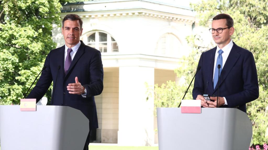 El presidente del Gobierno, Pedro Sánchez, junto al primer ministro polaco, Mateusz Morawiecki, este miércoles en Varsovia.