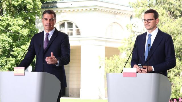 El presidente del Gobierno, Pedro Sánchez, junto al primer ministro polaco, Mateusz Morawiecki, este miércoles en Varsovia.