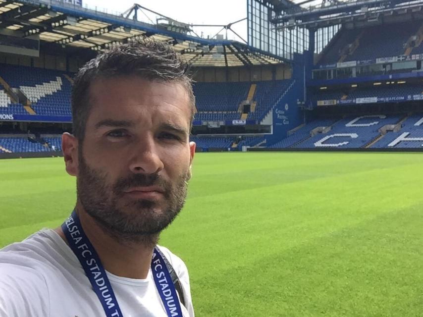 El exfutbolista en el terreno de juego.