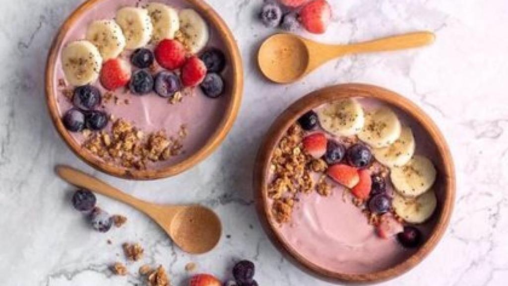 Presentación de dos açai bowls.