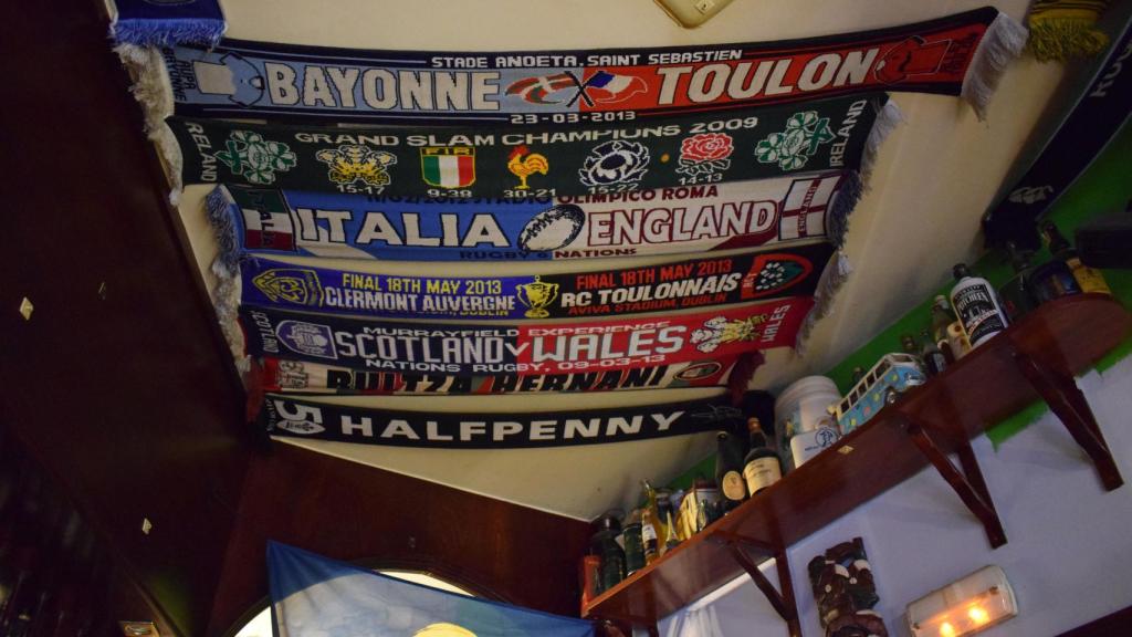 Bufandas conmemorativas del torneo situadas en el techo del bar