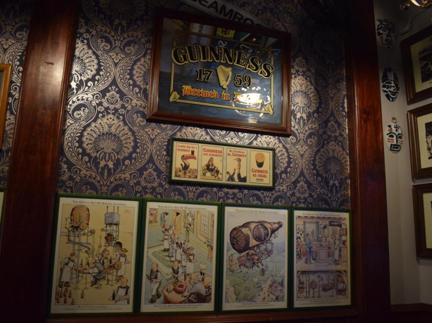 Fotografía de los cuadros y la decoración interior del Seamrog