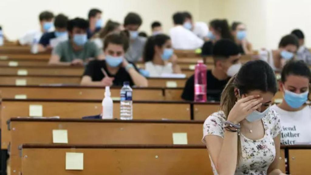 Estudiantes durante la realización de las pruebas de Evaluación de Bachillerato de Acceso a la Universidad,