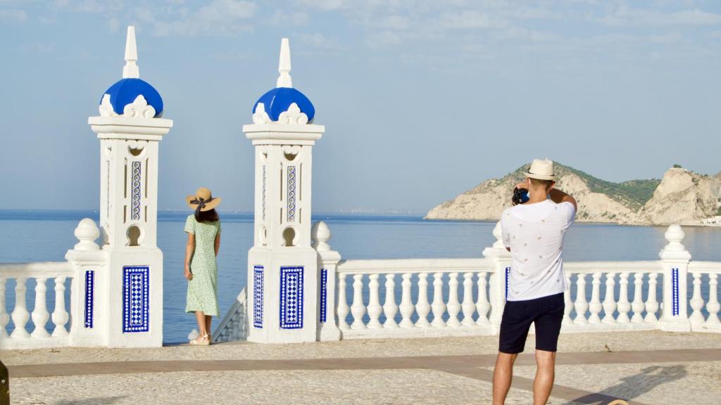 Una pareja fotografiándose en el Castillo de Benidorm, en imagen de archivo.