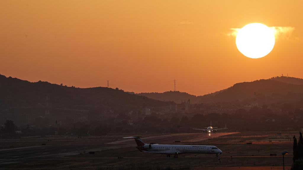 La Aemet compara el récord de temperaturas alcanzado en la Comunidad Valenciana. En la imagen, una vista del aeropuerto esta semana.