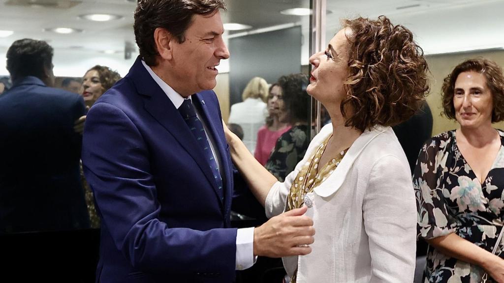 El consejero de Economía y Hacienda y portavoz, Carlos Fernández Carriedo, saluda a la Ministra de Hacienda, María Jesús Montero