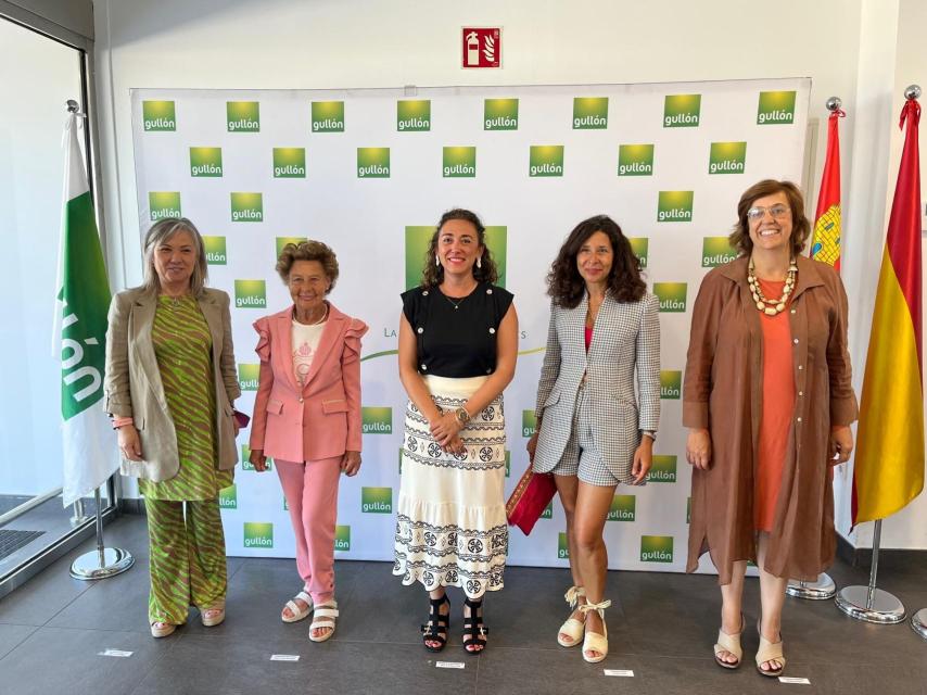 La consejera de Movilidad, María González, durante su visita a Galletas Gullón, este miércoles.