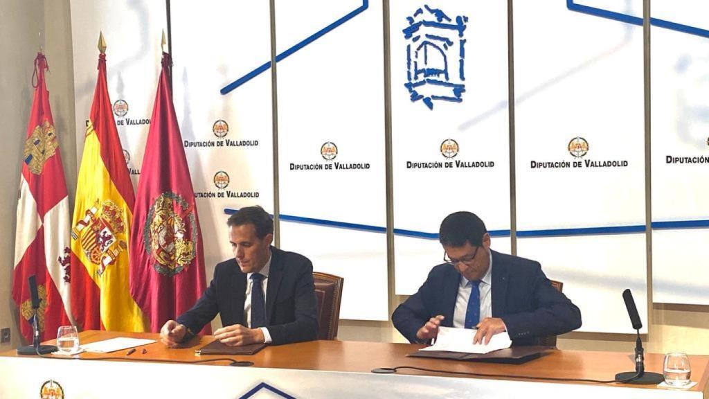 El presidente de la Diputación, Conrado Íscar y el decano del Colegio de Abogados de Valladolid, Javier Martín, en la renovación del acuerdo de colaboración