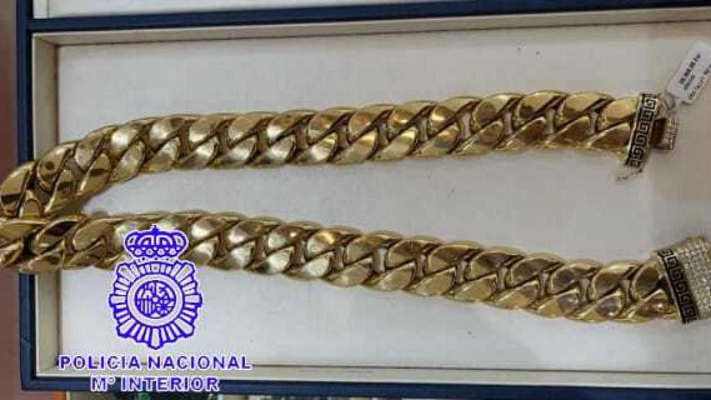 Detenidos dos varones que robaron un collar de 28.800 euros y presuntamente una gasolinera
