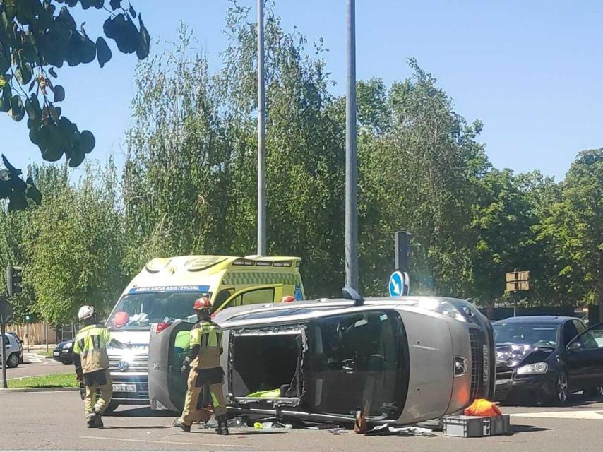 Colisión entre dos turismos que ha provocado el vuelco