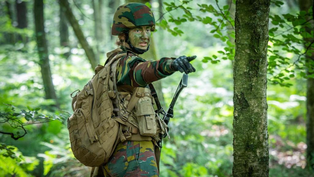 Elisabeth de Bélgica en  su campamento miliar de verano.