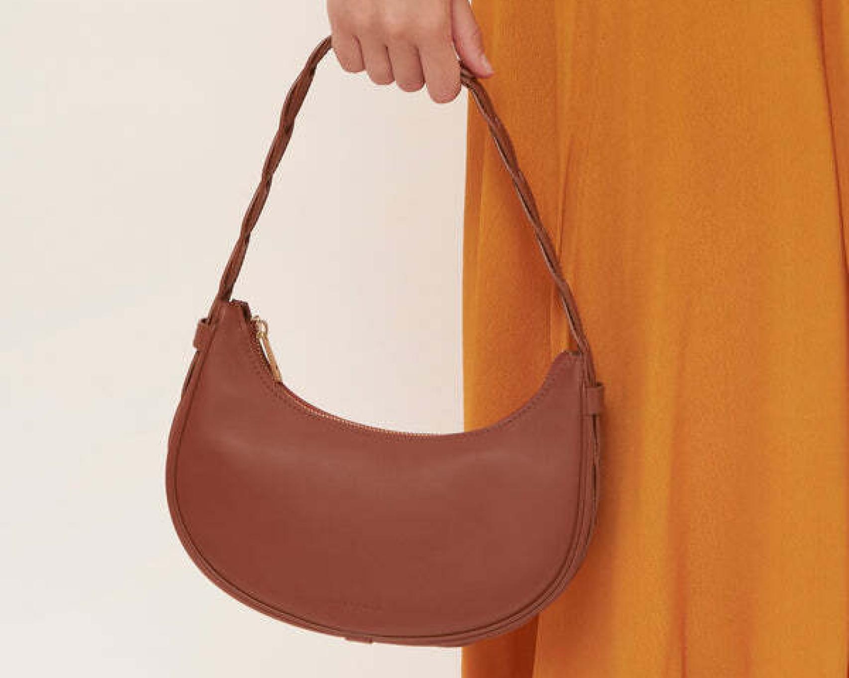 El bolso está confeccionado en piel y fabricado en España.