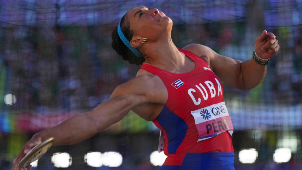 Deserta de Cuba Yaimé Pérez, medallista olímpica, junto a otra atleta y un fisioterapeuta