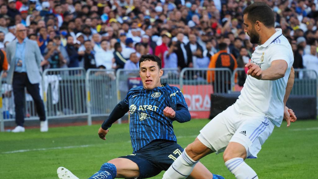 Nacho Fernández disputa un balón ante el Club América