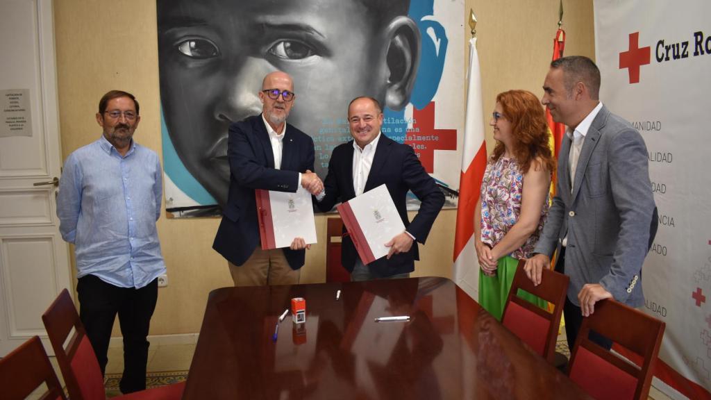 Firma del convenio entre Cruz Roja y Ayuntamiento de Albacete.