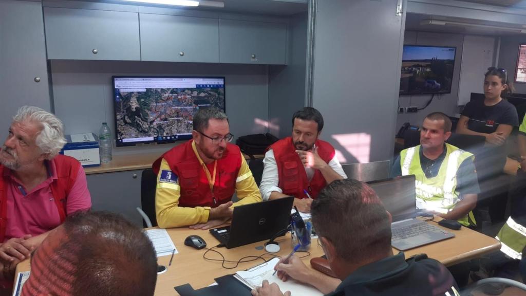 El consejero de Desarrollo Sostenible, José Luis Escudero, en el puesto de mando en Humanes , junto a los equipos de extinción