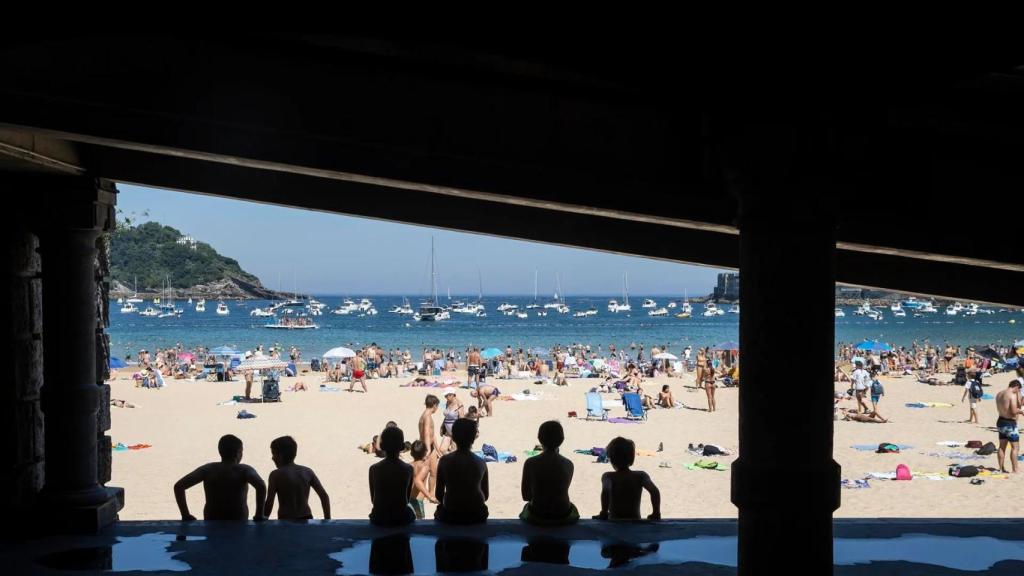 Imagen de archivo de turistas en la playa.