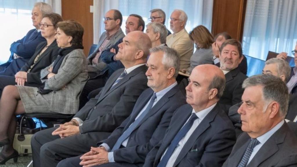 Los expresidentes de la Junta José Antonio Griñán y Manuel Chaves, junto a exconsejeros, durante el juicio de los ERE.