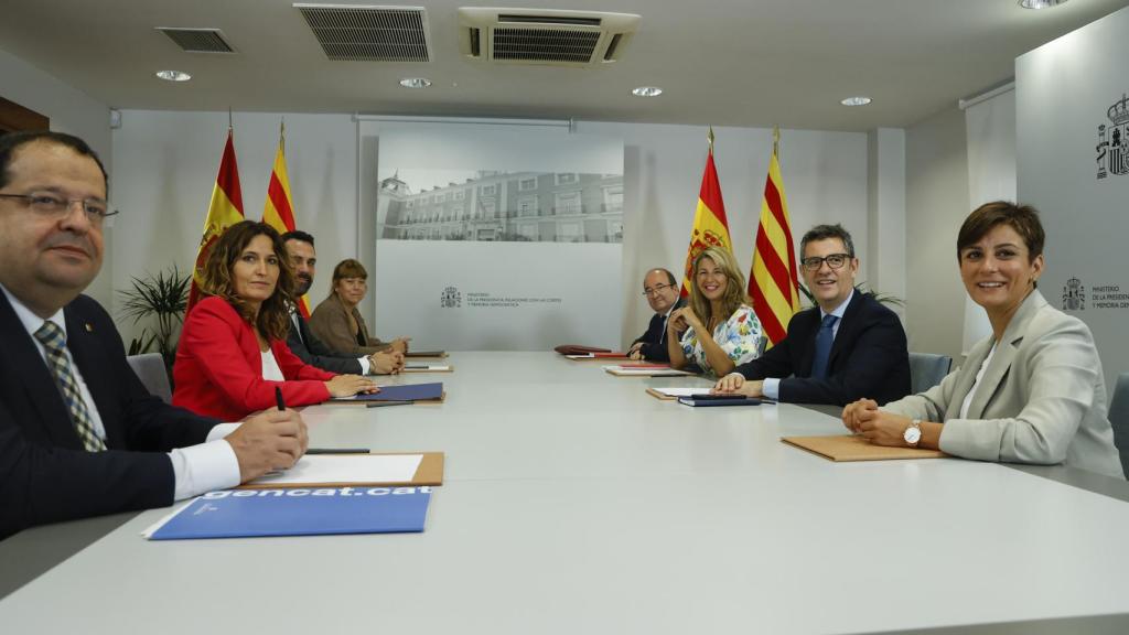 Joan Ignasi Elena, Laura Vilagrà, Roger Torrent, Natàlia Garriga, Miquel Iceta, Yolanda Díaz, Félix Bolaños e Isabel Rodríguez, en la tercera Mesa de diálogo.