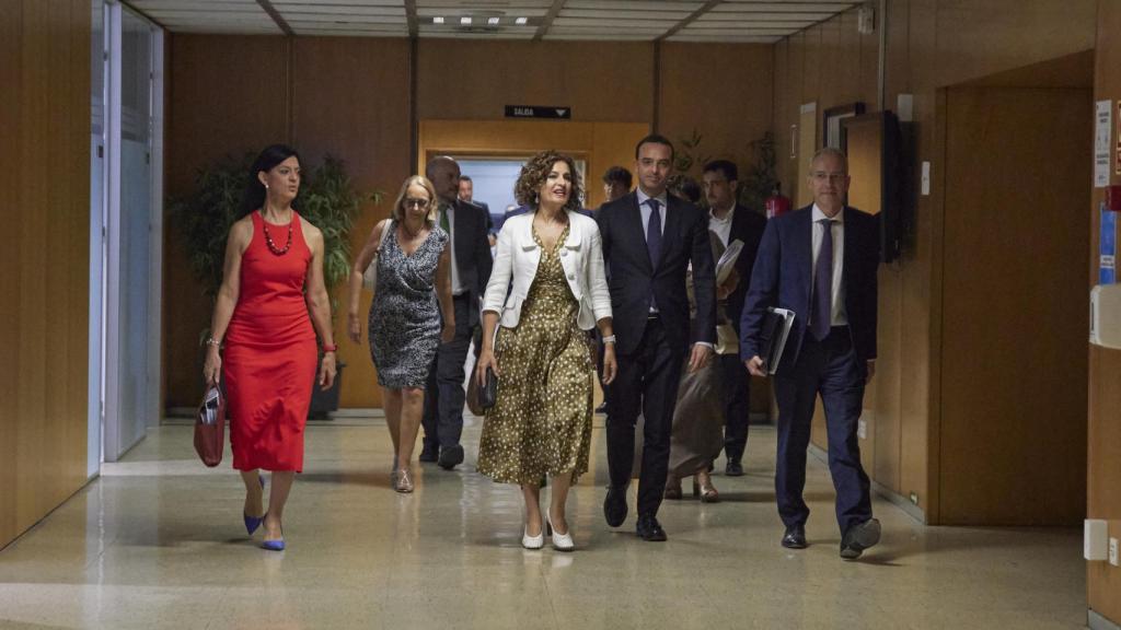 La ministra de Hacienda, María Jesús Montero (c), a su llegada al consejo de Política Fiscal y Financiera.