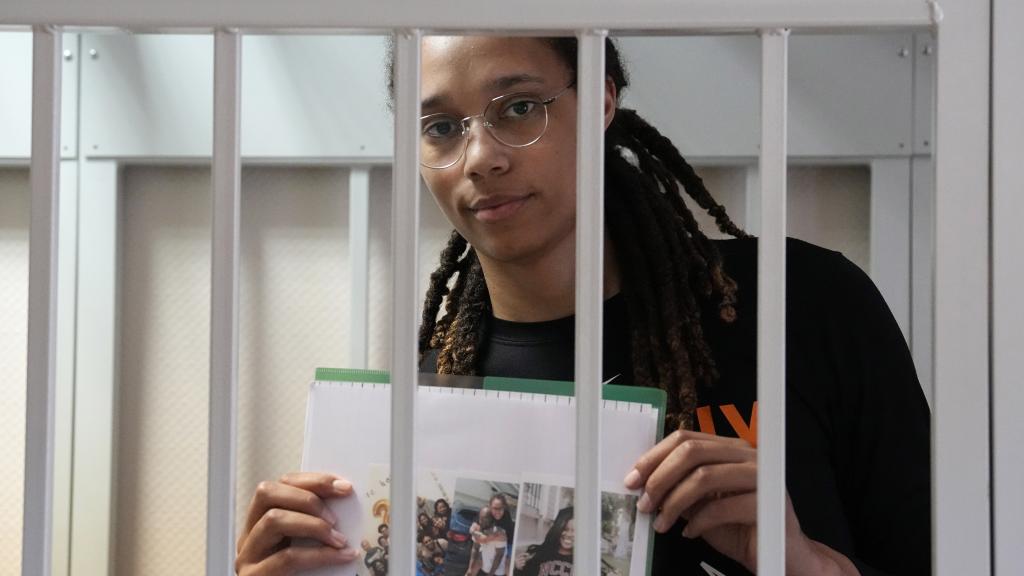 La estrella del baloncesto estadounidense Brittney Griner encarcelada en Khmki, a las afueras de Moscú.