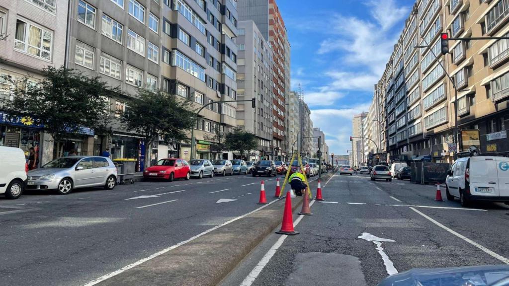 Un coche se lleva por delante un semáforo en A Coruña