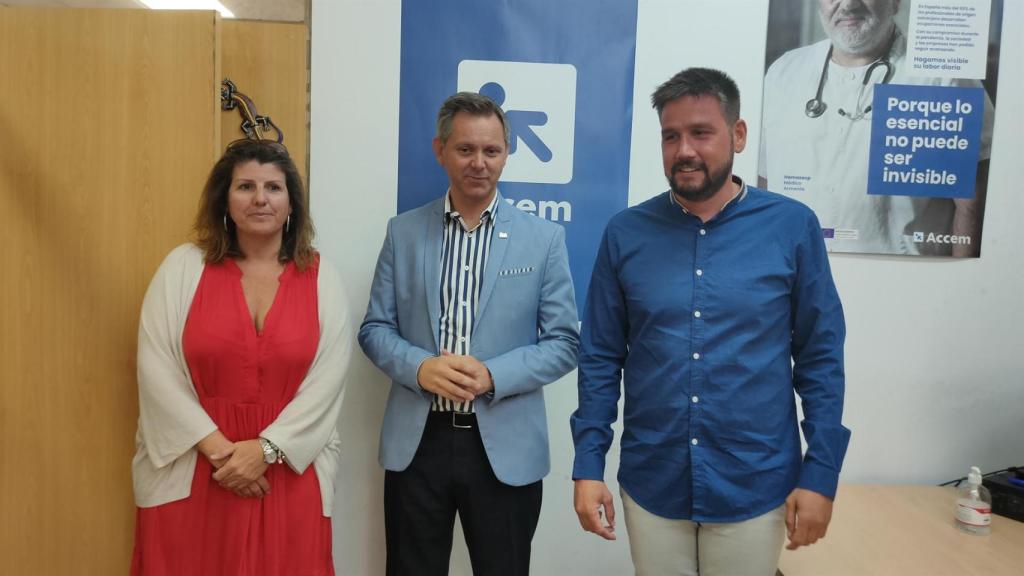 El delegado del Gobierno en Galicia, José Miñones; el responsable de la ONG Accem en Galicia, Daniel Bóveda; y la coordinadora provincial de esta entidad en A Coruña, Cristina Ucieda.