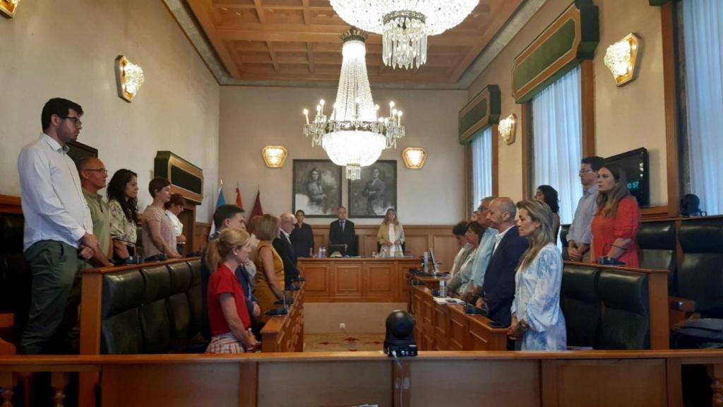 El Pleno de Santiago durante un minuto de silencio por las víctimas de violencia machista