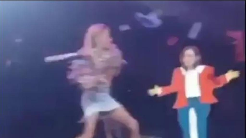 Una drag queen apalea a Isabel Díaz Ayuso.