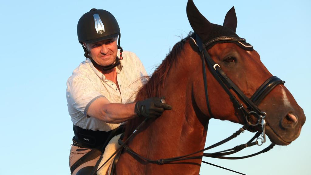 Félix montando a Merlín