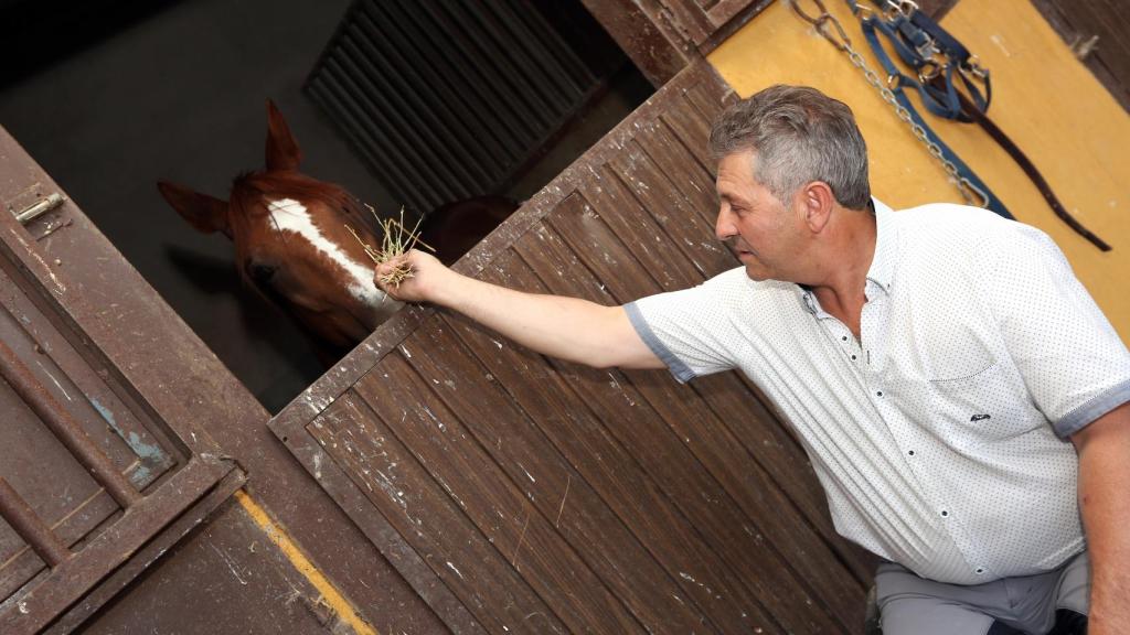 Félix dando de comer a Merlín