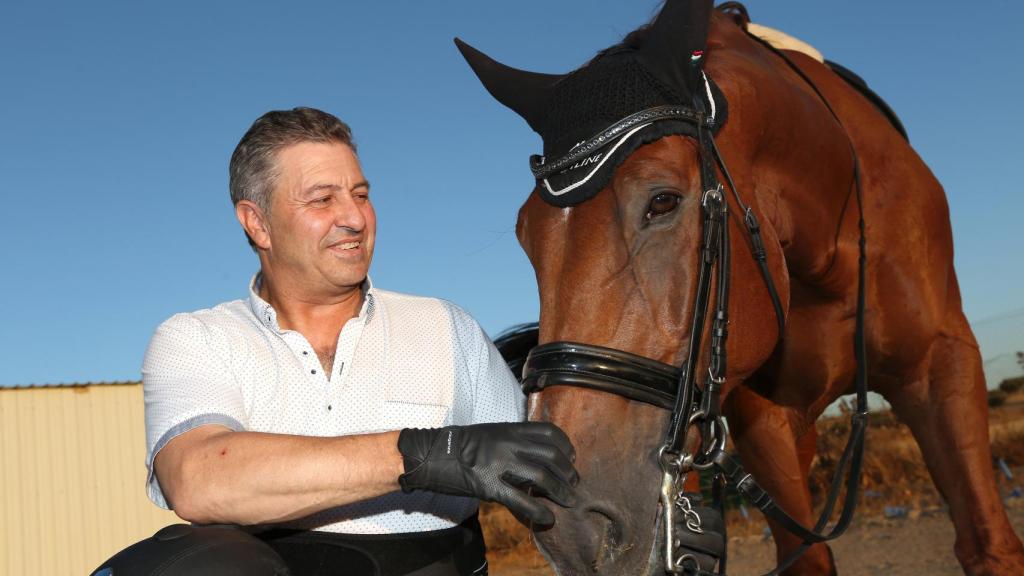 Félix posa para la cámara junto a Merlín