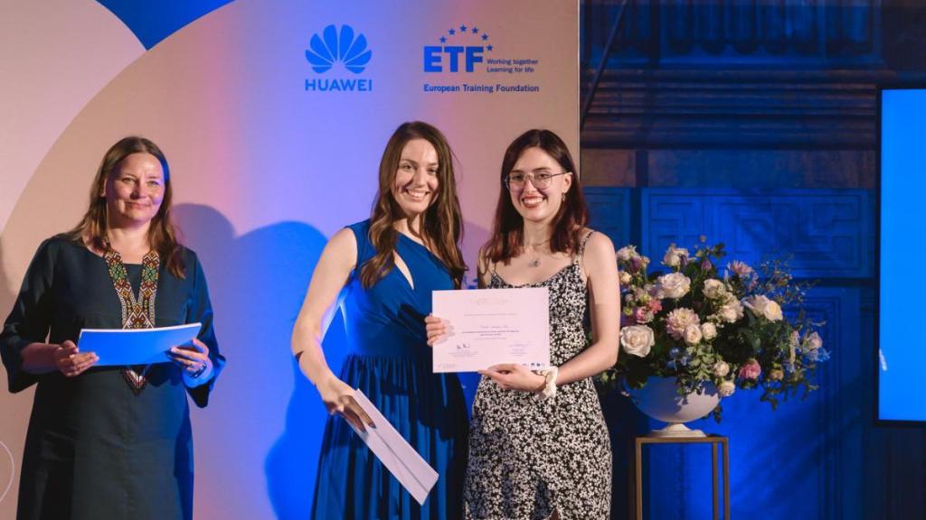 Maitane González, a la derecha, recibiendo su título de la European Leadership Academy.