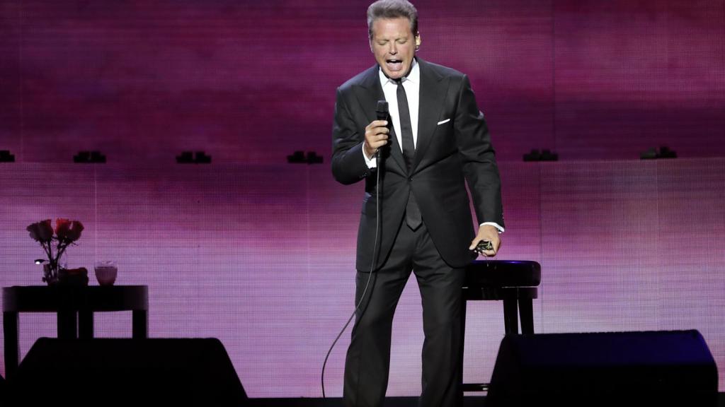 Luis MIguel no tiene pareja conocida y sigue triunfando en la música.