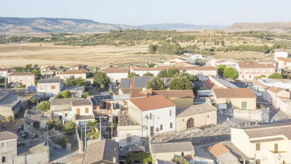 Vista parcial de los paneles fotovoltaicos de la comunidad energética de Ussaramanna, en Cerdeña.