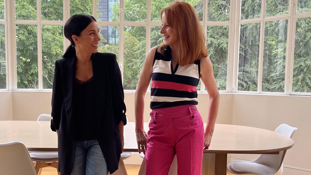 Gloria Lomana con la actriz Itziar Miranda en un momento de la conversación.