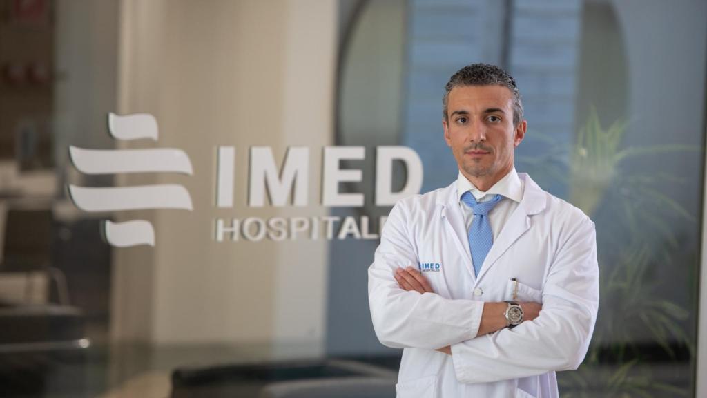 El doctor Mónaco, cirujano Plástico, Estético y Reparador de Clínicas Ilahy.