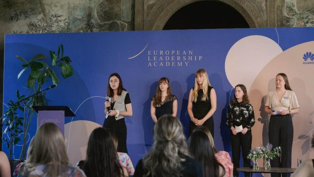 Maitane durante la exposición de su proyecto grupal para ayudar a las pymes europeas en la ELA.