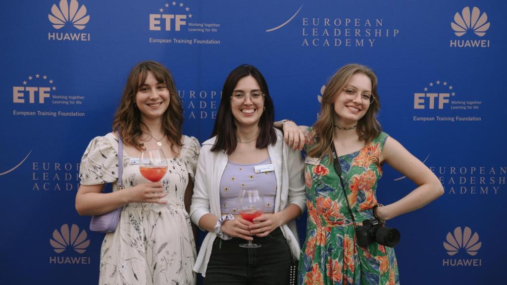 Maitane González, en el centro, junto a compañeras de la ELA.
