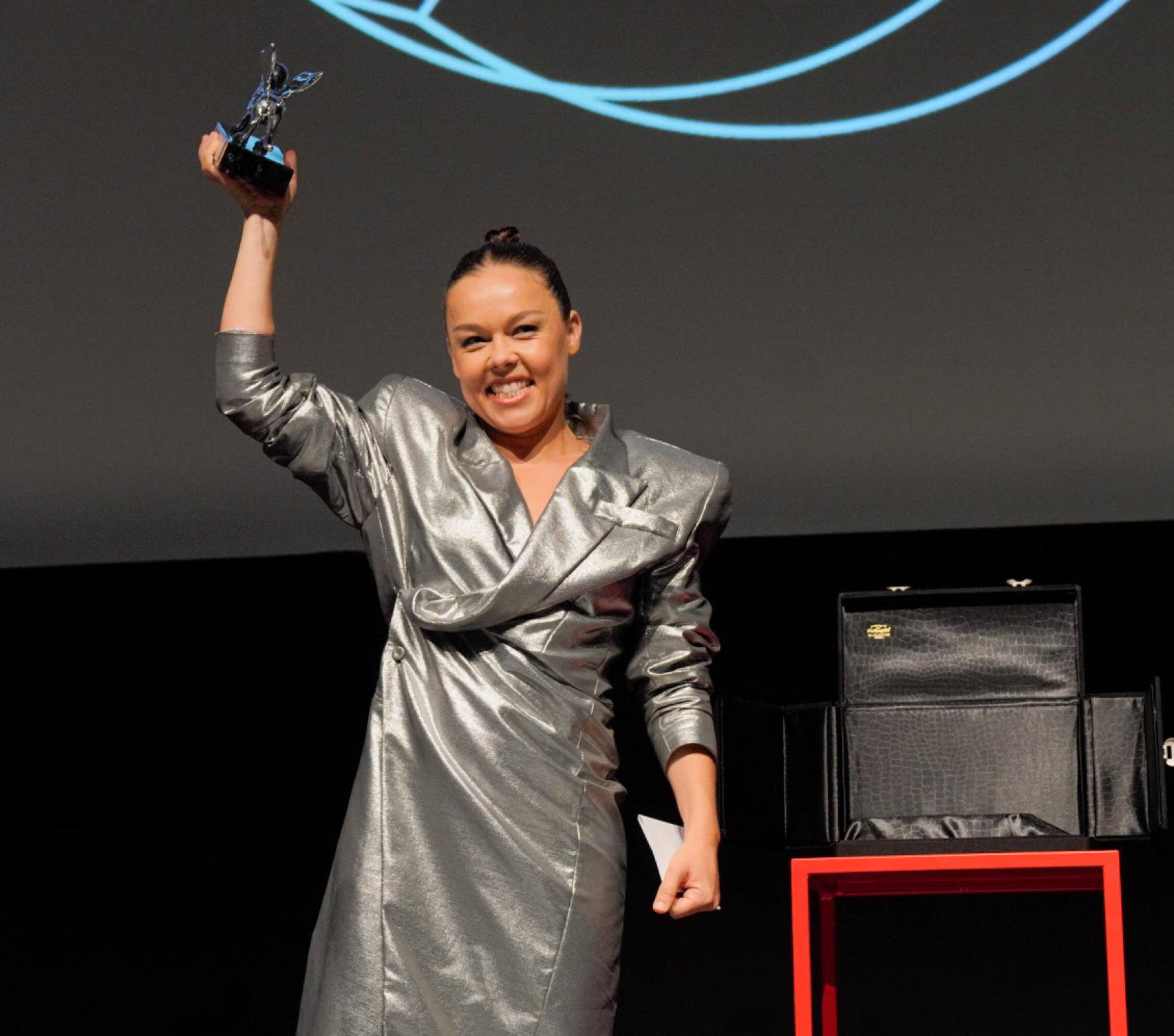 La malagueña luce orgullosa con su León de Plata.