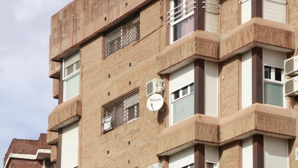 Un bloque con aparatos de aire acondicionado.