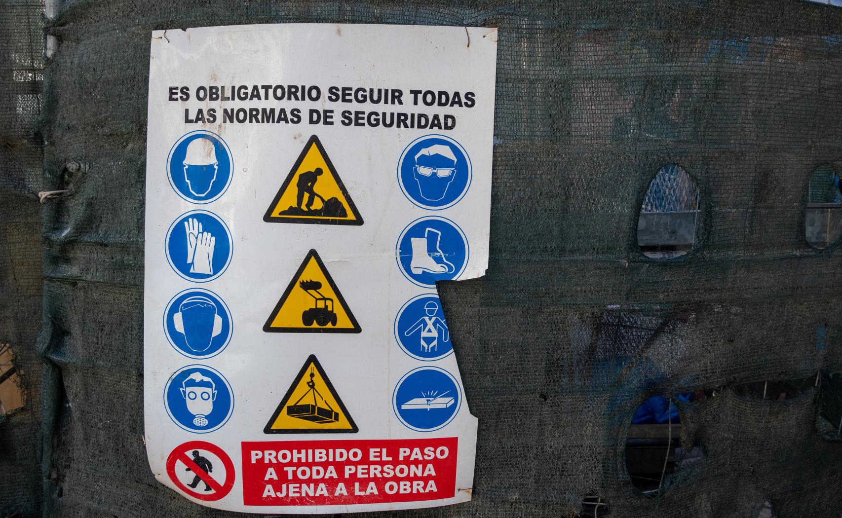 Un cartel con las medidas de seguridad a seguir en una obra.