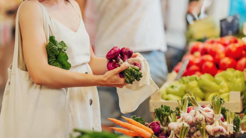 Imagen de archivo de una mujer haciendo la compra.