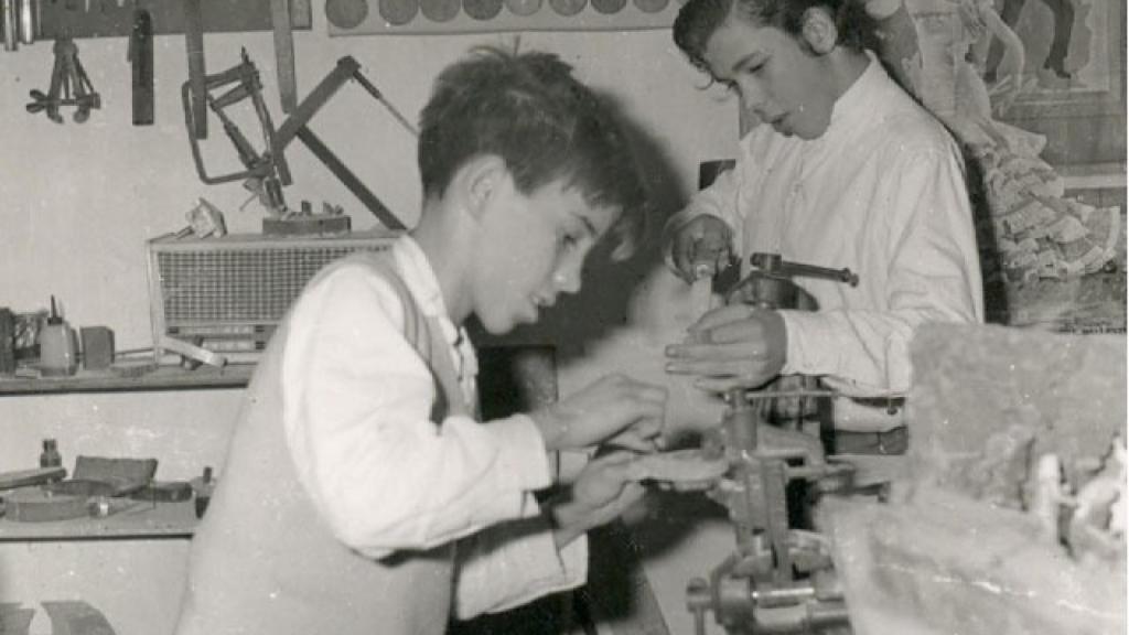 Los fundadores de Castañuelas del Sur fabricando palillos.