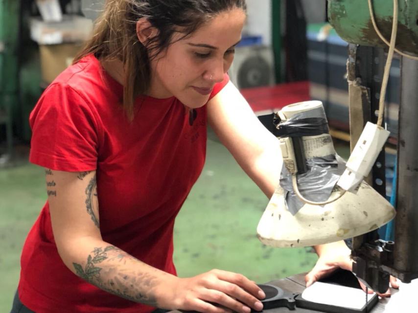 Una de las artesanas dándole forma al instrumento musical.