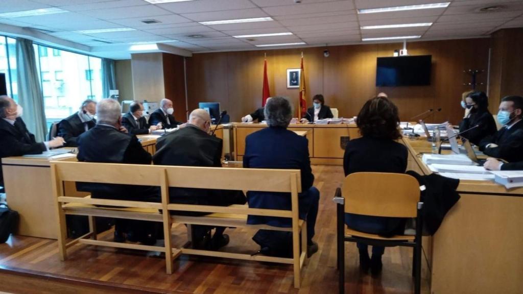 Los cuatro acusados (a la derecha, Leonor Sánchez-Caballero), durante el juicio.